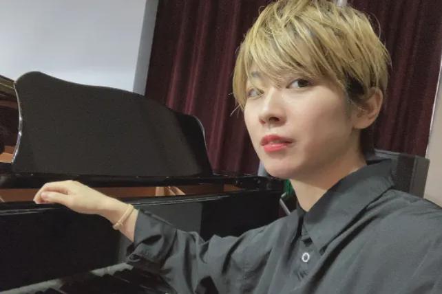 蜗居公厕洗澡一顿饭只花2毛钱：简直是梦中情房！OG真人35岁世界著名女钢琴家现状曝光！住7㎡(图2)