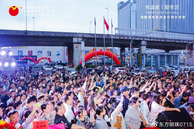 港湾：客厅里的舒适传奇OG真人左右家居的温馨(图2)