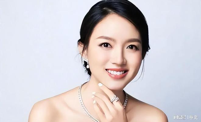 怀孕6个月上春晚站C位真人生赢家OG真人艳压奚梦瑶拒嫁30亿豪门(图12)
