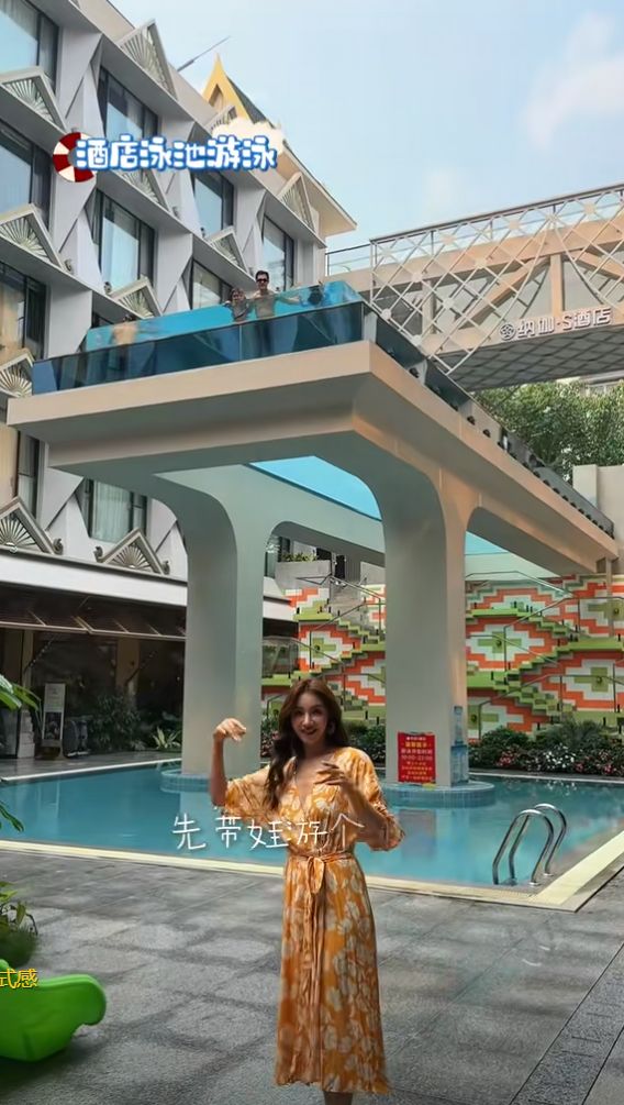 麦迪娜穿泳装美呆了4岁女儿颜值真的高OG真人游戏姜潮一家人在云南旅游！(图3)