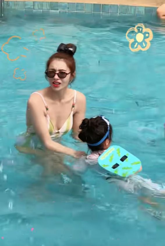 麦迪娜穿泳装美呆了4岁女儿颜值真的高OG真人游戏姜潮一家人在云南旅游！(图10)